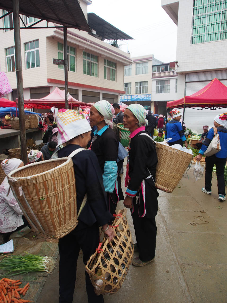 des femmes Zhuang à un marché traditionnel vers Bamei